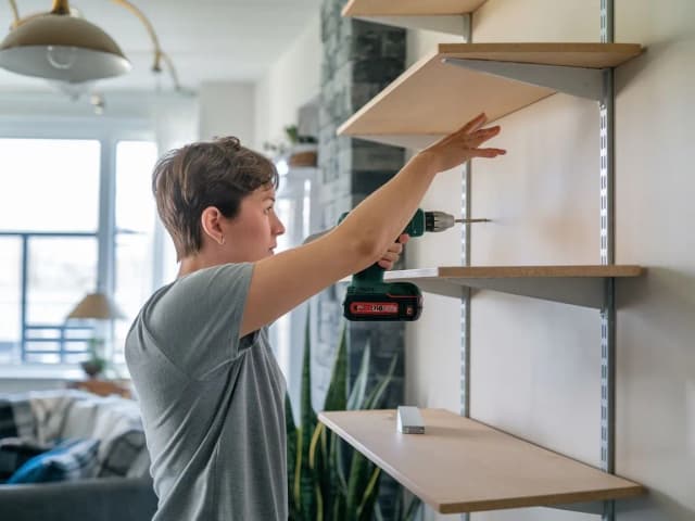 Jak przymocować regał do ściany bez obaw o bezpieczeństwo? Jak przymocować regał do ściany bez obaw o bezpieczeństwo?